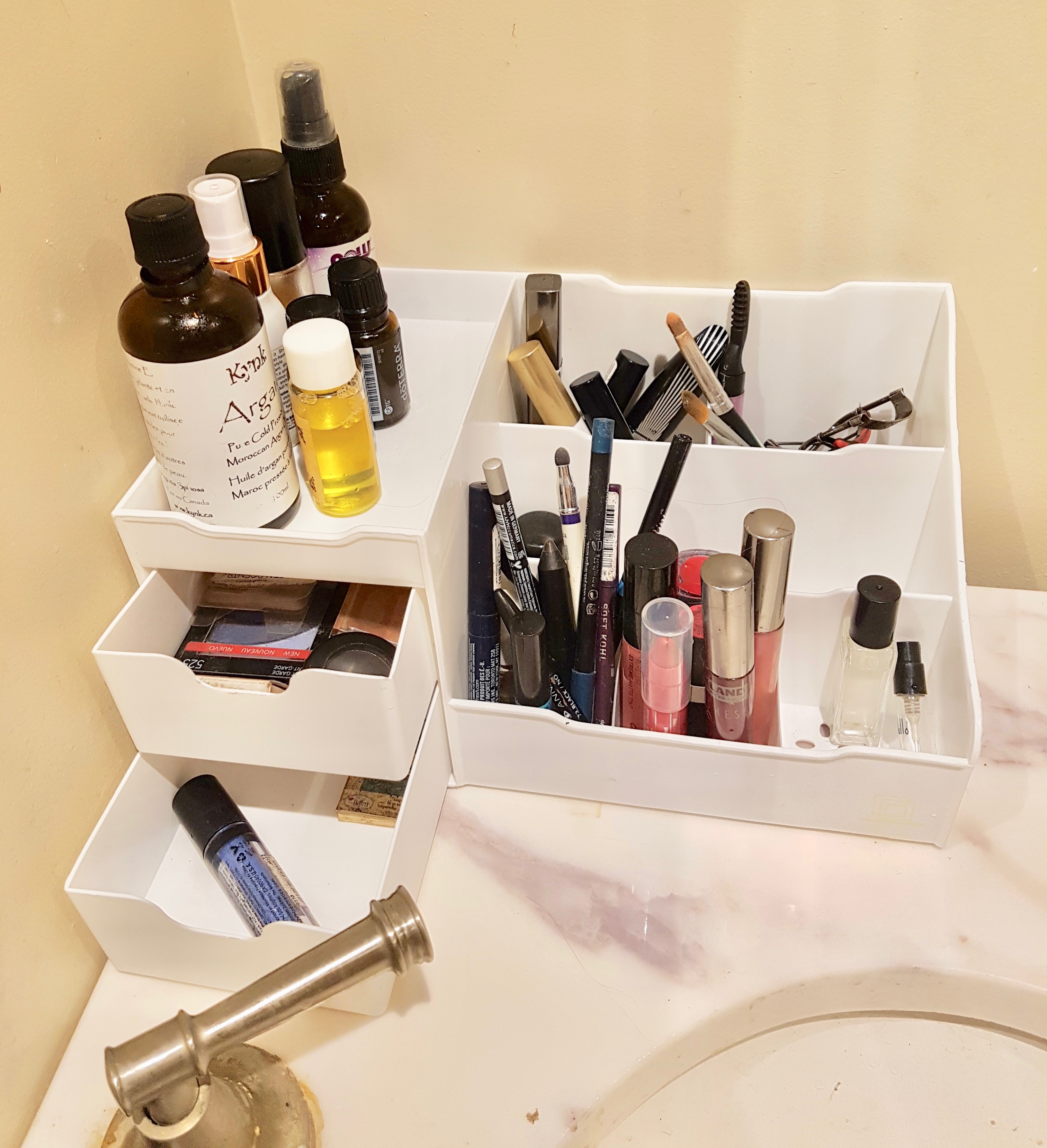 Organize your makeup with panache